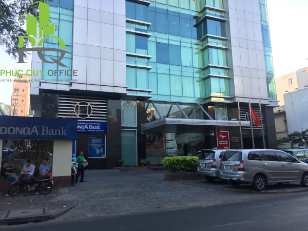 Phía trước tòa nhà Saigon Finance Center