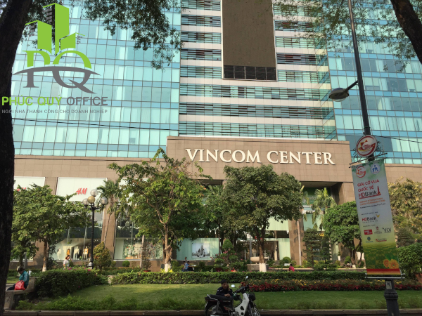 Phía trước tòa nhà Vincom Center